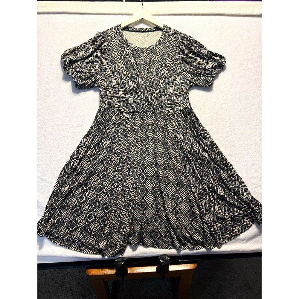 Torrid Super Soft Black Ivory Geometric Skater Dress Plus Size 1 14/16